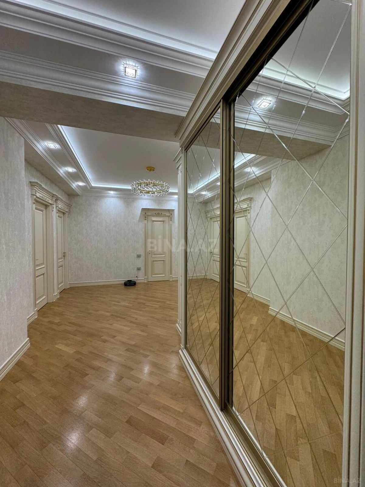 Satılır 3 otaqlı mənzil 134 m²