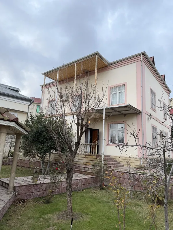 Satılır 6 otaqlı həyət evi 250 m²