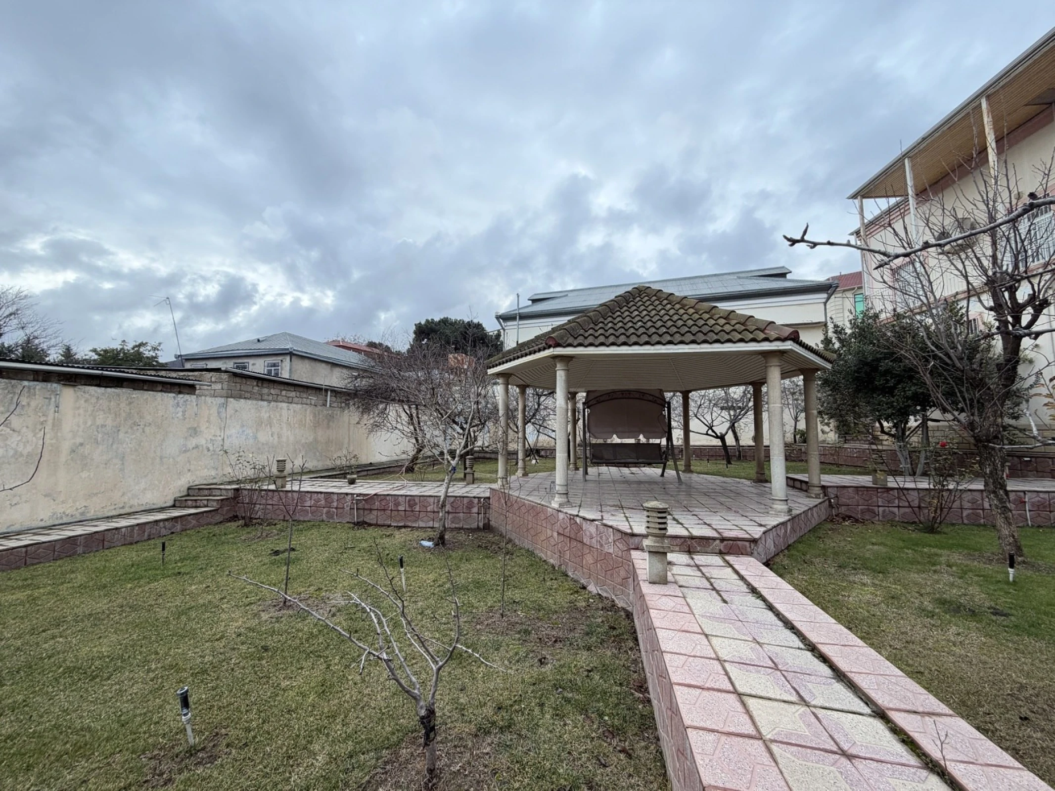 Satılır 6 otaqlı həyət evi 250 m²