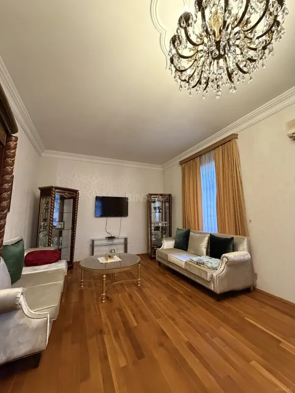 Satılır 6 otaqlı həyət evi 250 m²