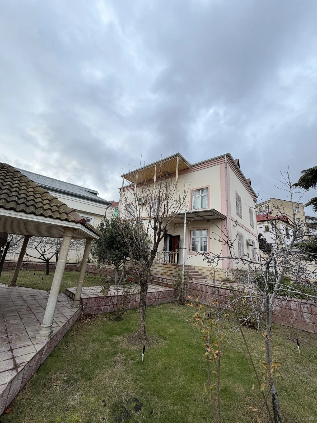 Satılır 6 otaqlı həyət evi 250 m²