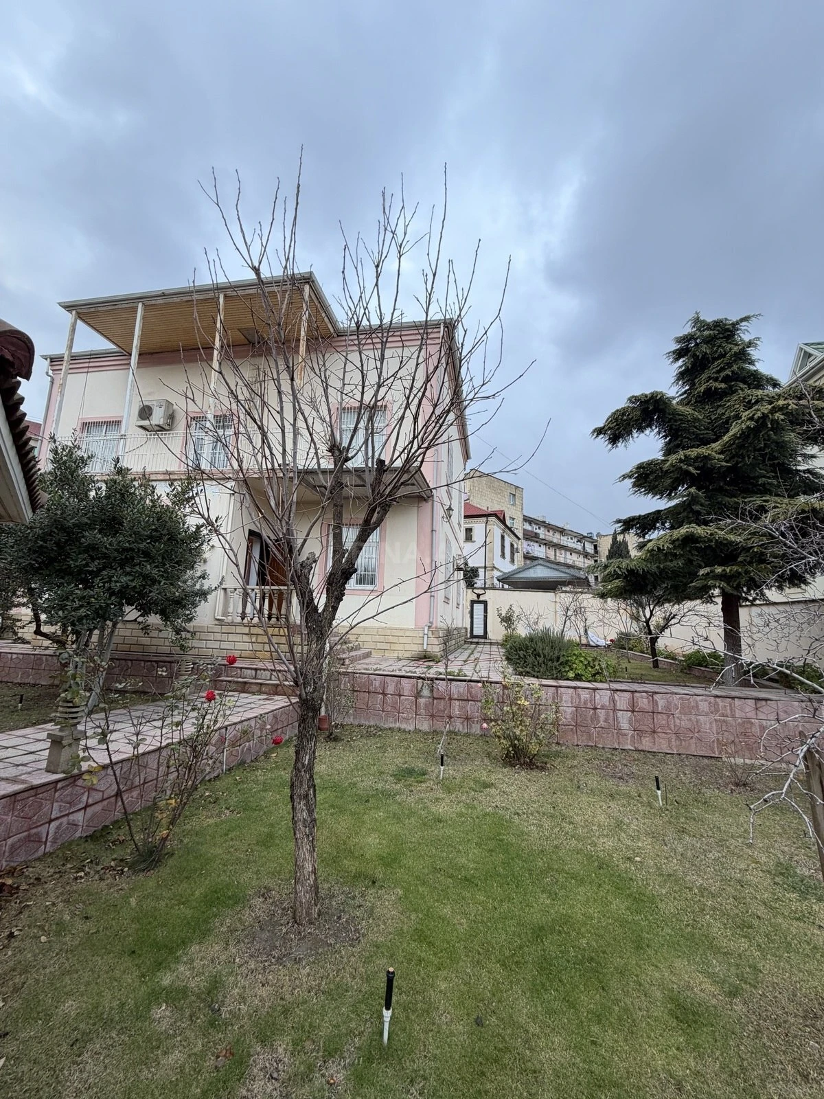Satılır 6 otaqlı həyət evi 250 m²