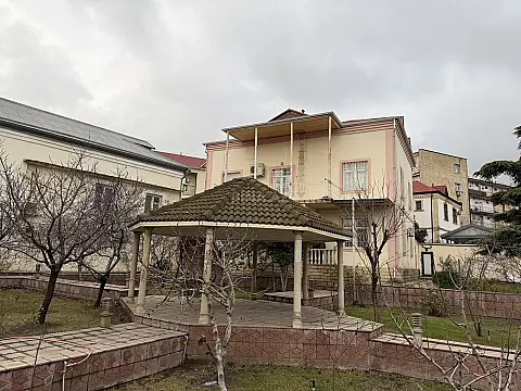 Satılır 6 otaqlı həyət evi 250 m²