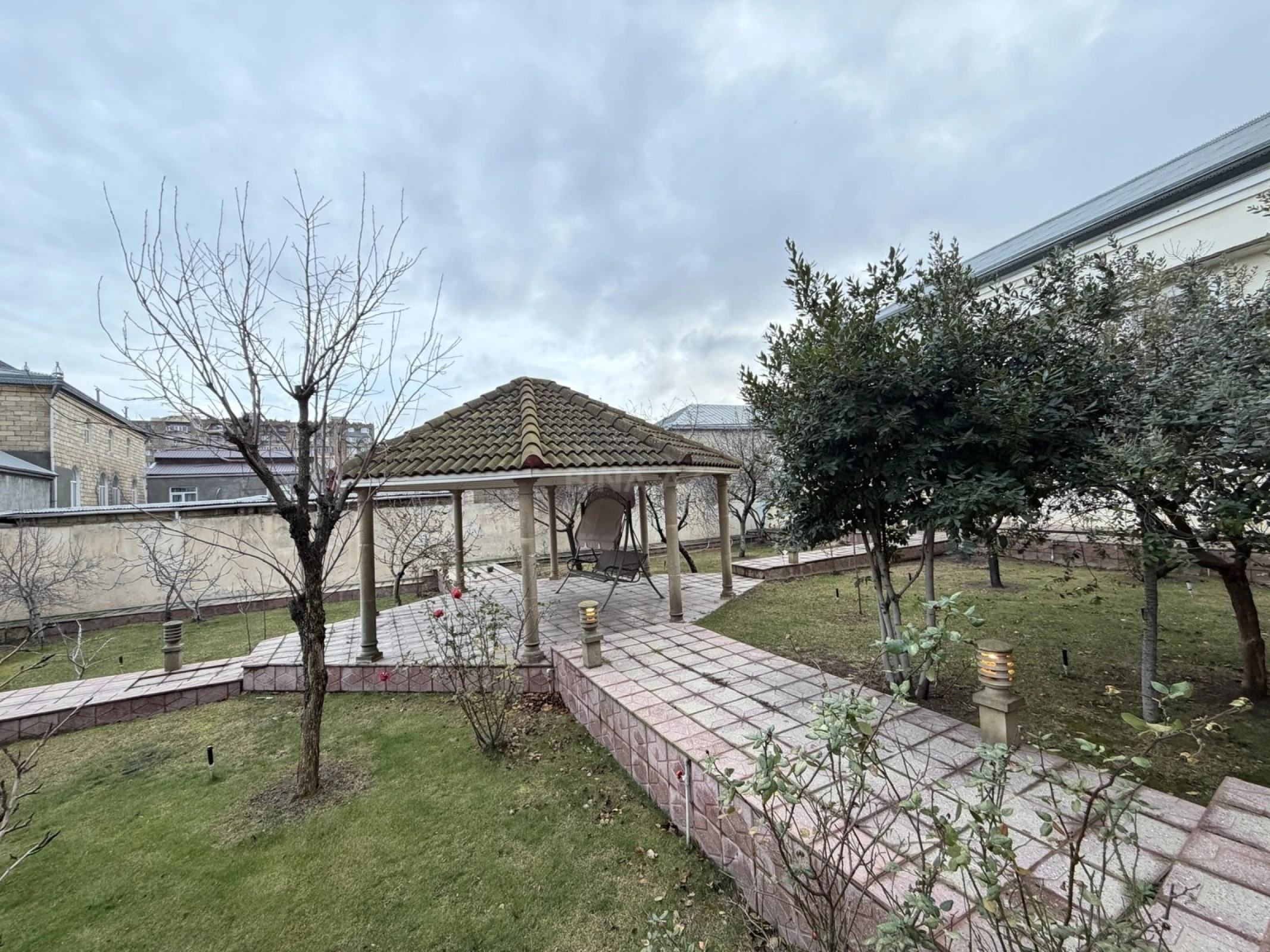 Satılır 6 otaqlı həyət evi 250 m²