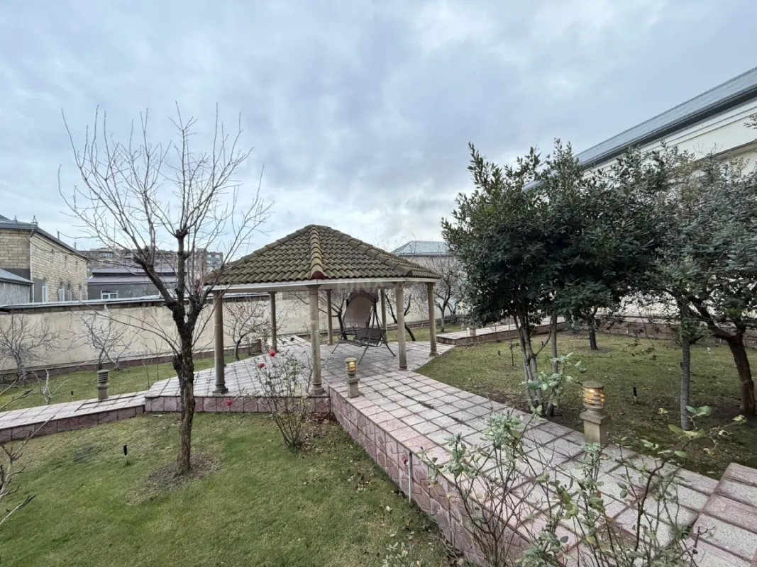 Satılır 6 otaqlı həyət evi 250 m²