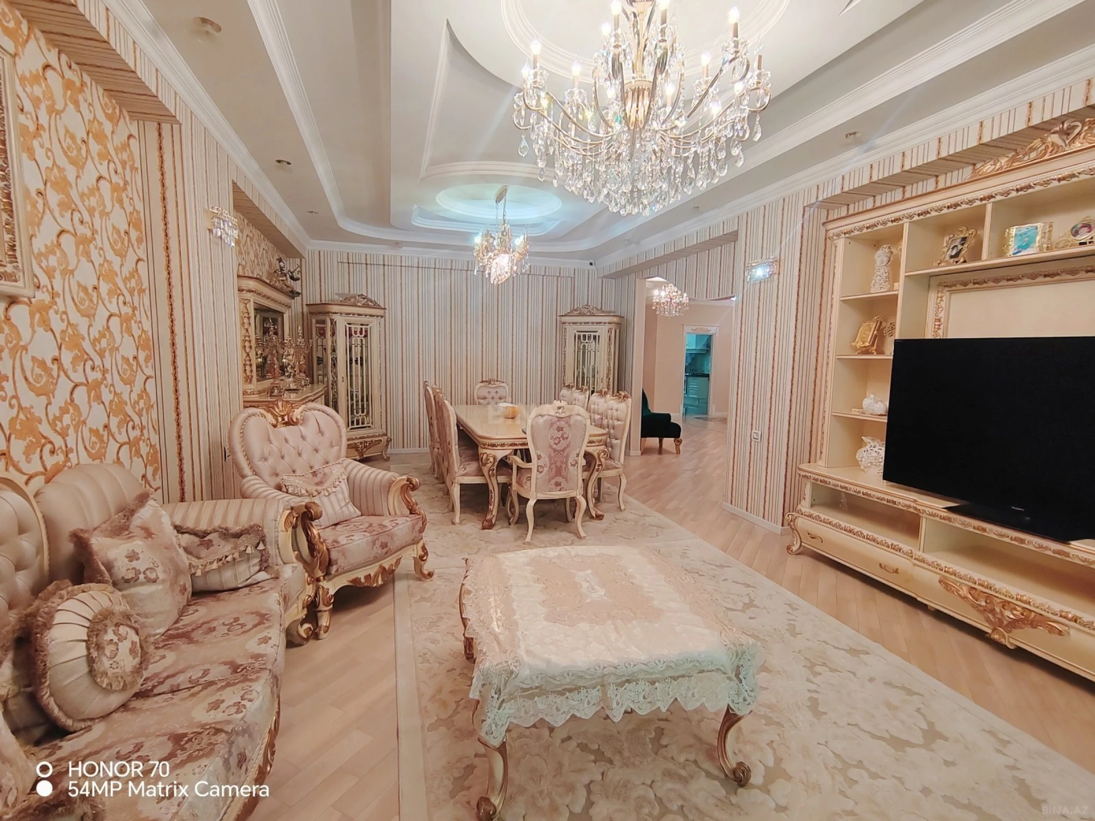 Satılır 4 otaqlı mənzil 240 m²