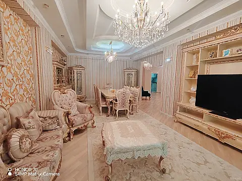 Satılır 4 otaqlı mənzil 240 m²