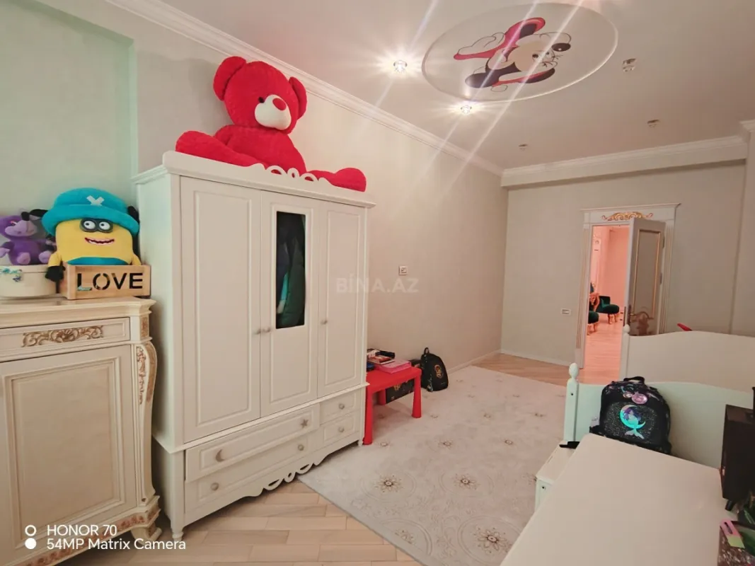 Satılır 4 otaqlı mənzil 240 m²