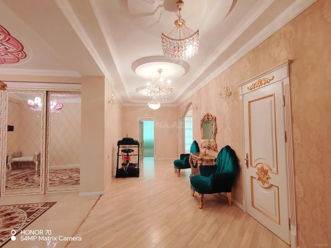 Satılır 4 otaqlı mənzil 240 m²