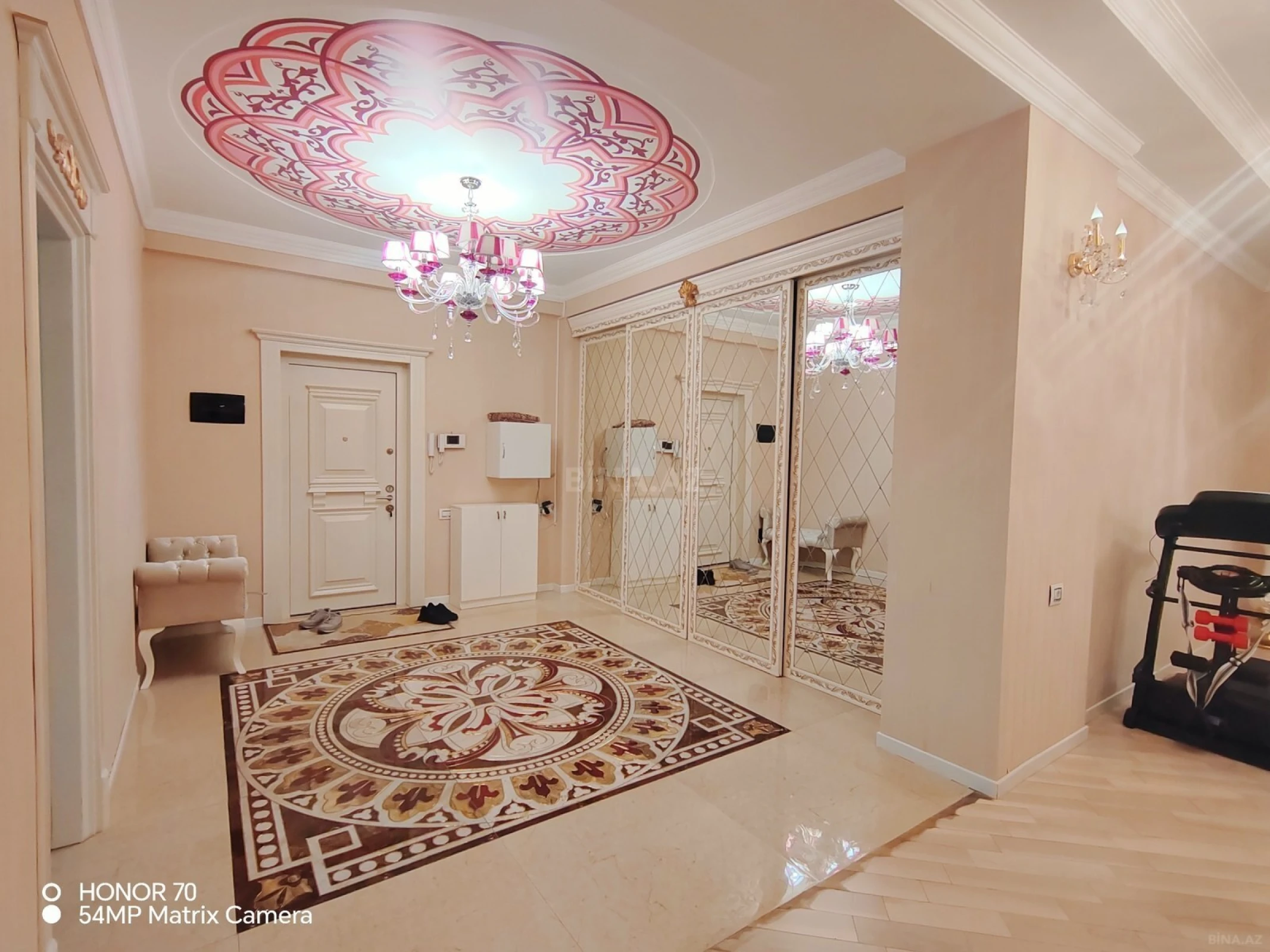 Satılır 4 otaqlı mənzil 240 m²