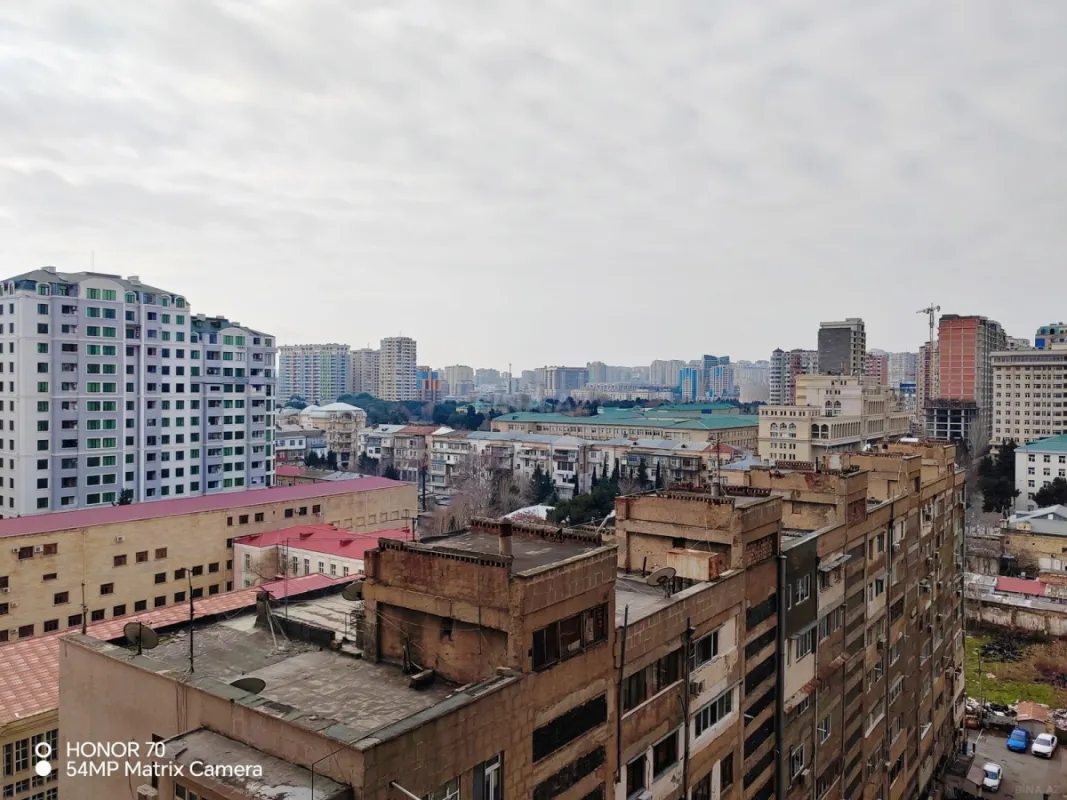 Satılır 4 otaqlı mənzil 240 m²