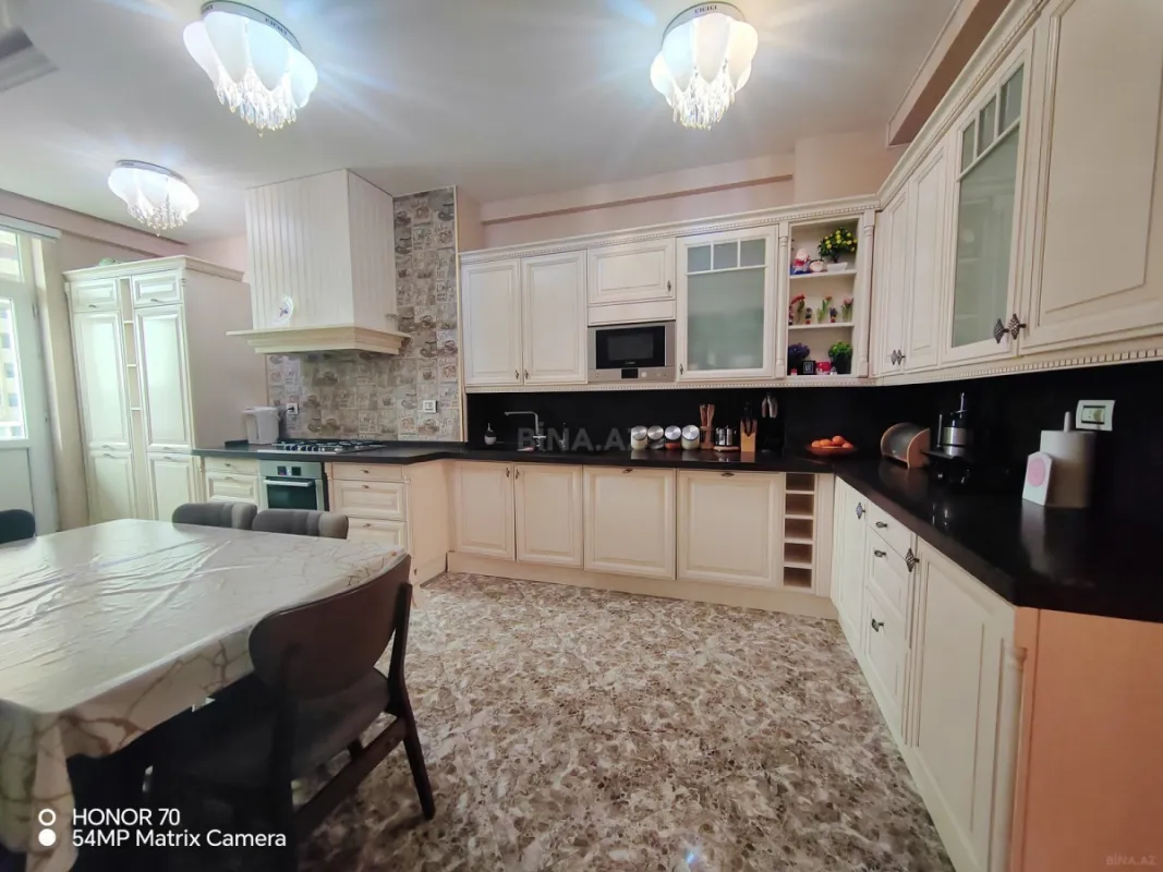 Satılır 4 otaqlı mənzil 240 m²