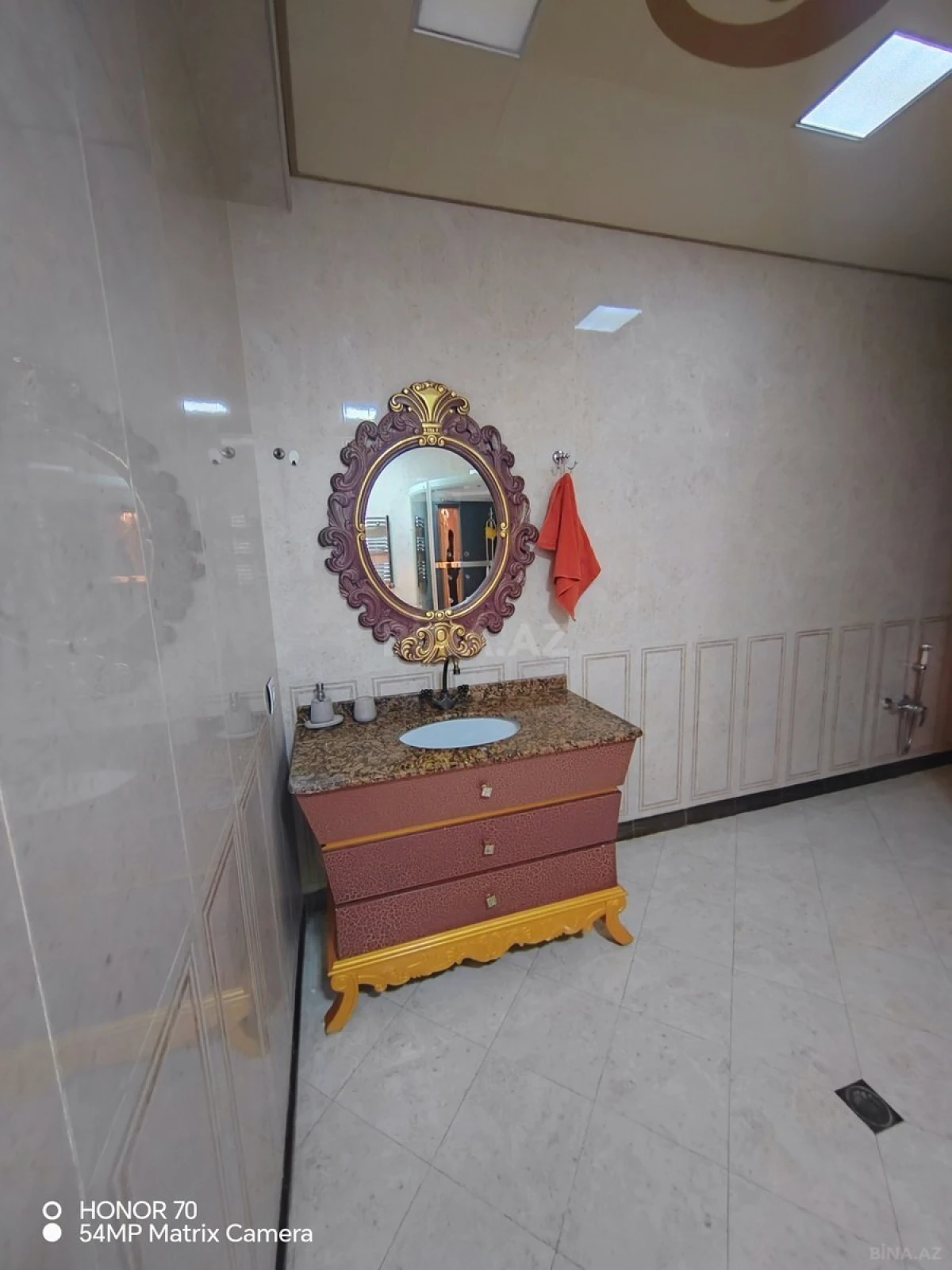 Satılır 4 otaqlı mənzil 240 m²