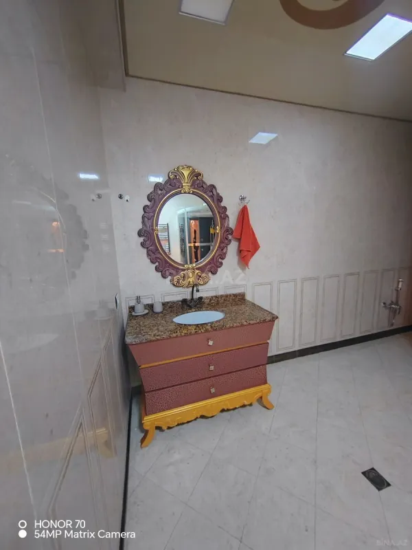 Satılır 4 otaqlı mənzil 240 m²