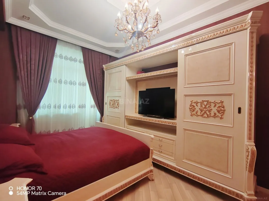 Satılır 4 otaqlı mənzil 240 m²