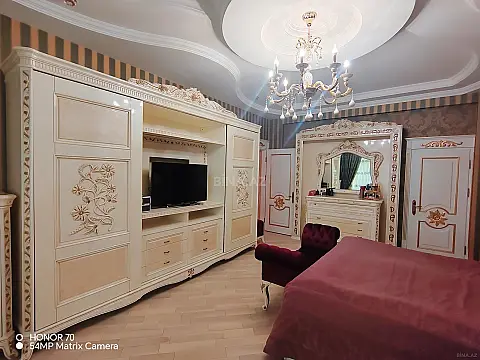 Satılır 4 otaqlı mənzil 240 m²