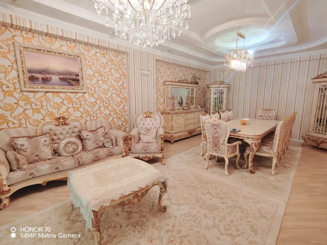 Satılır 4 otaqlı mənzil 240 m²