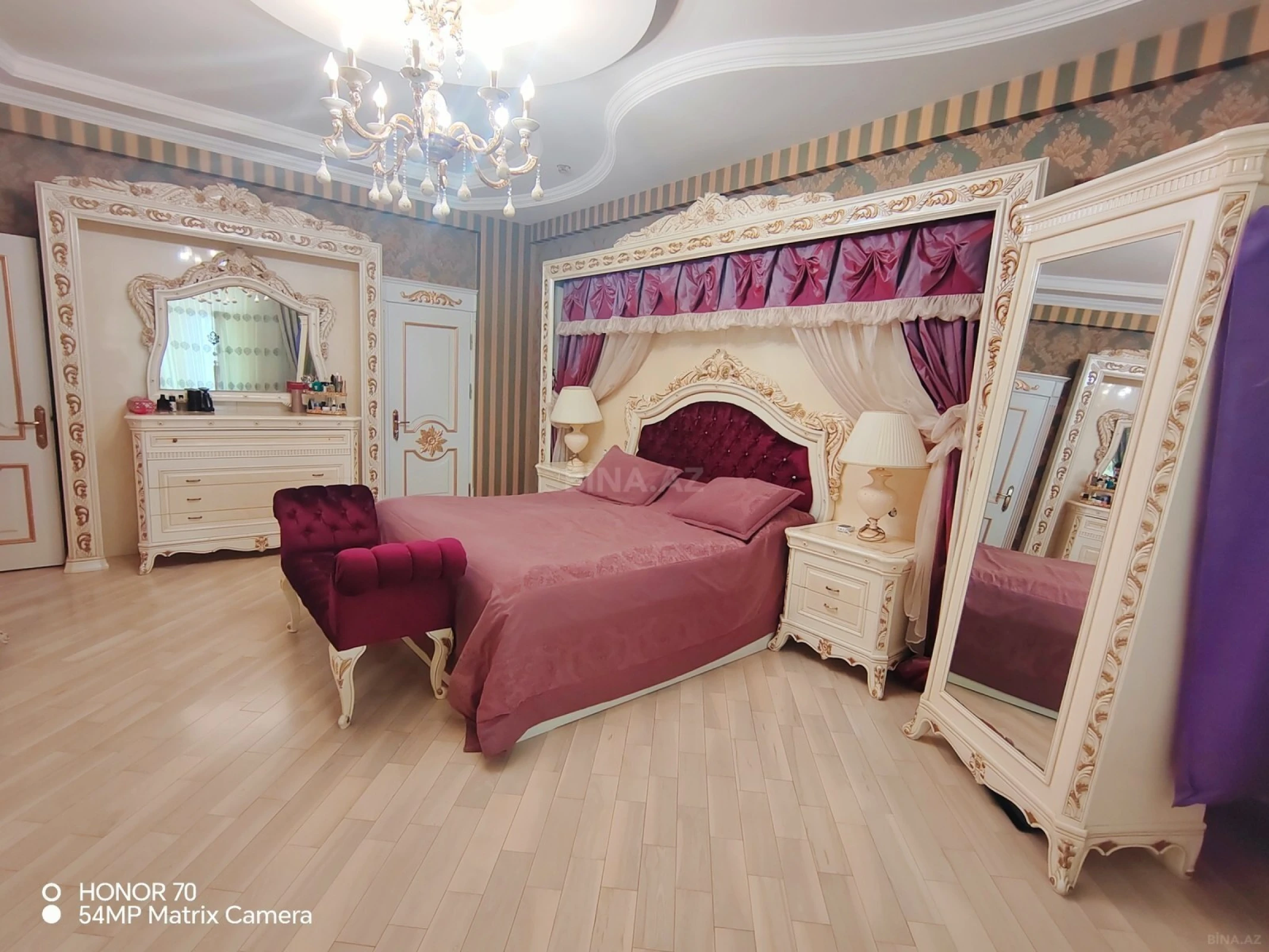 Satılır 4 otaqlı mənzil 240 m²