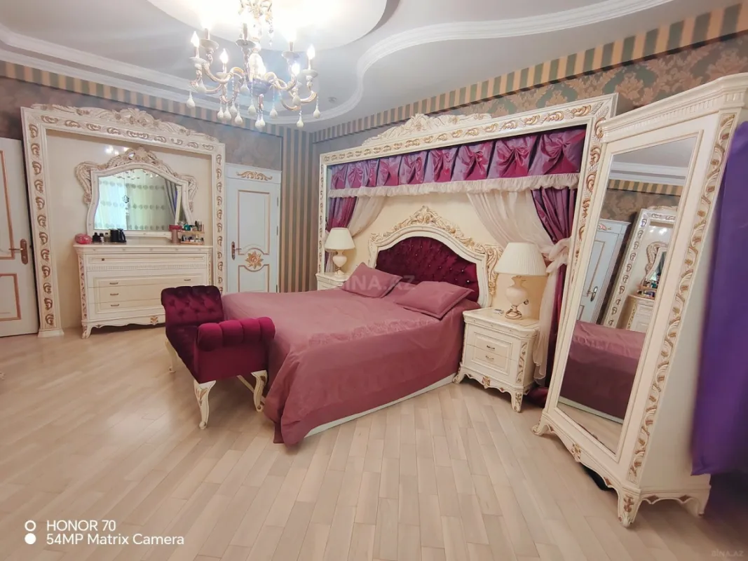 Satılır 4 otaqlı mənzil 240 m²