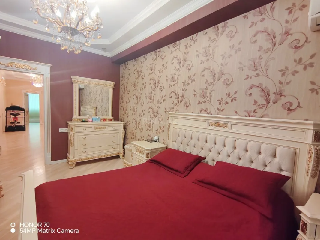 Satılır 4 otaqlı mənzil 240 m²