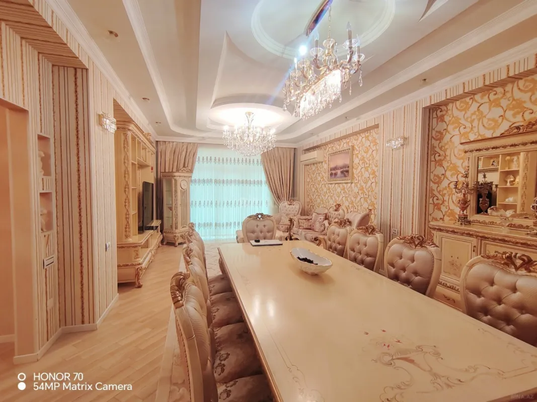 Satılır 4 otaqlı mənzil 240 m²