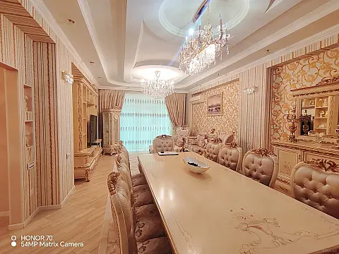 Satılır 4 otaqlı mənzil 240 m²