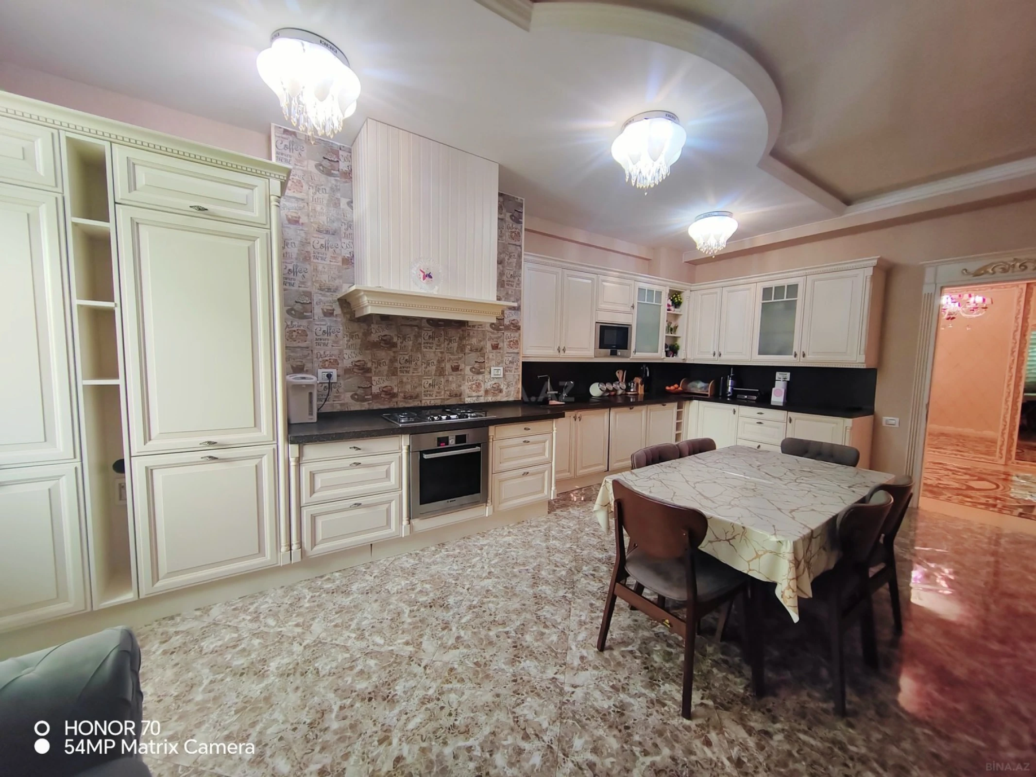 Satılır 4 otaqlı mənzil 240 m²