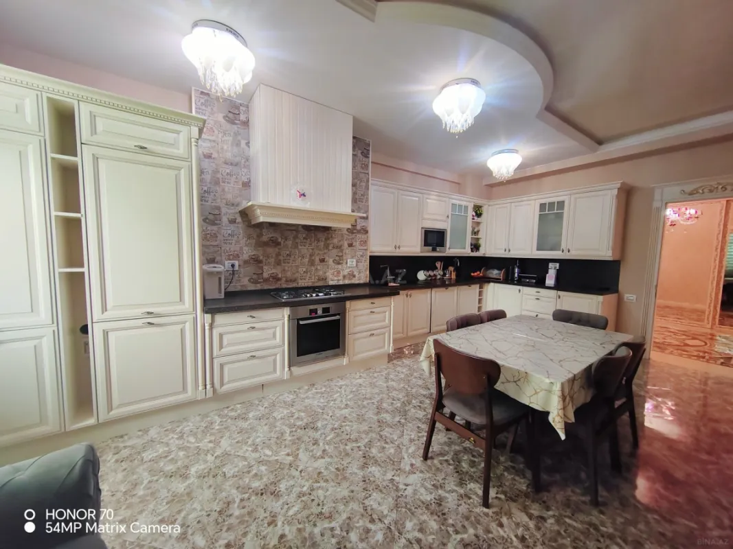 Satılır 4 otaqlı mənzil 240 m²