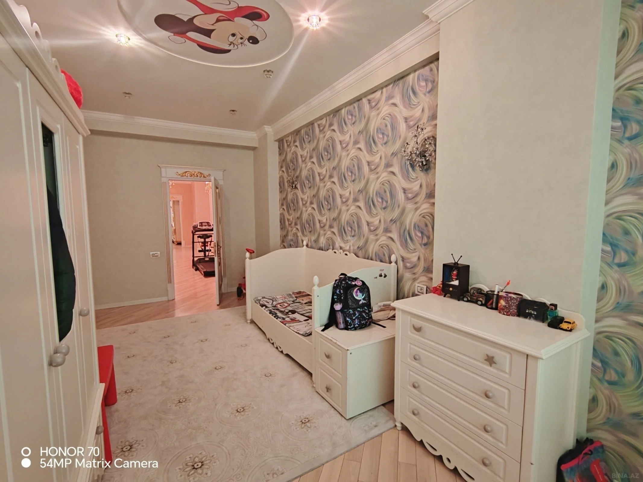 Satılır 4 otaqlı mənzil 240 m²