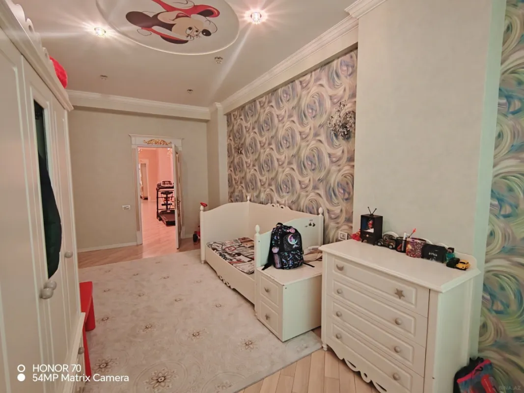 Satılır 4 otaqlı mənzil 240 m²