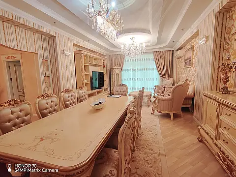 Satılır 4 otaqlı mənzil 240 m²