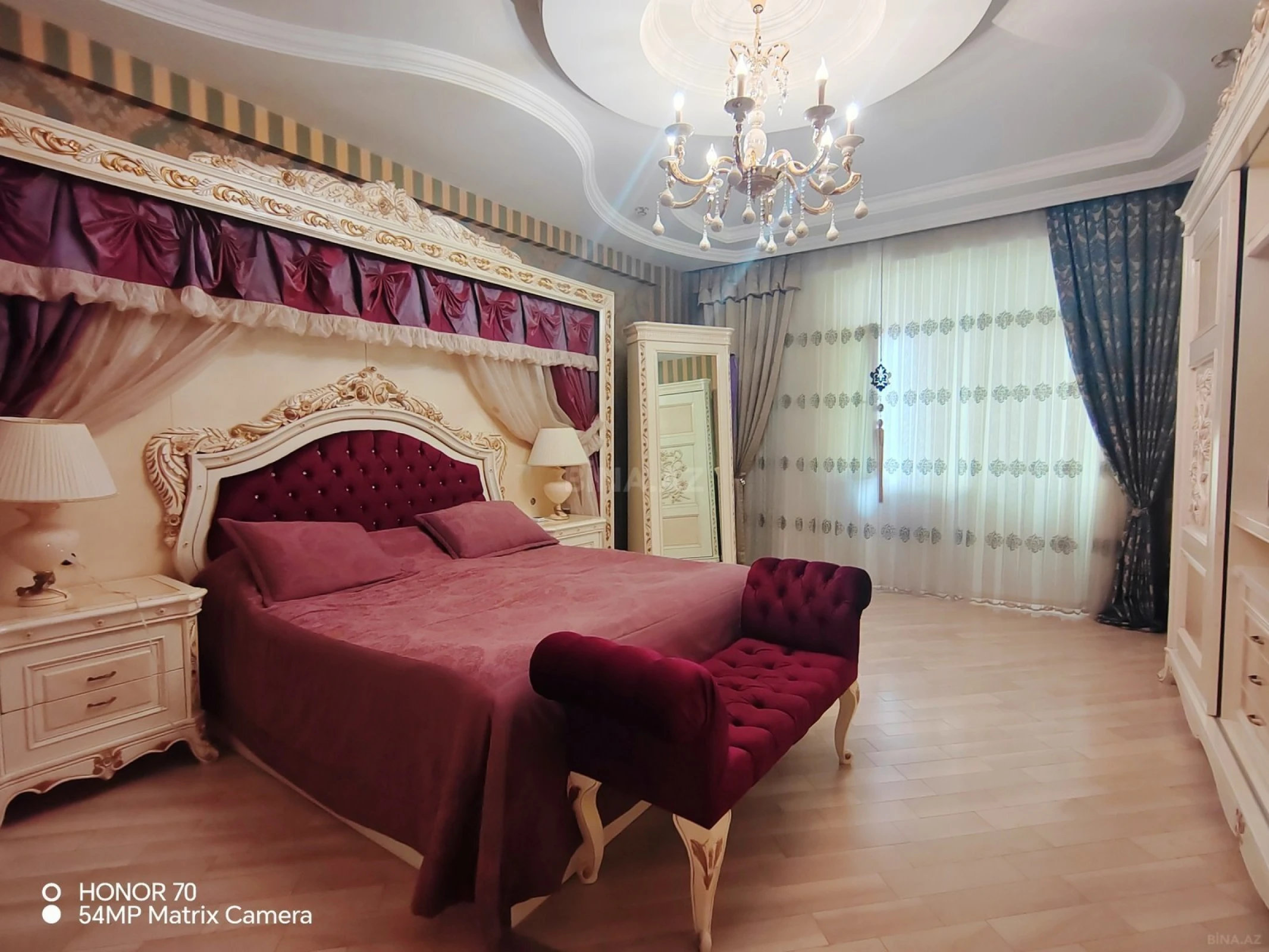 Satılır 4 otaqlı mənzil 240 m²