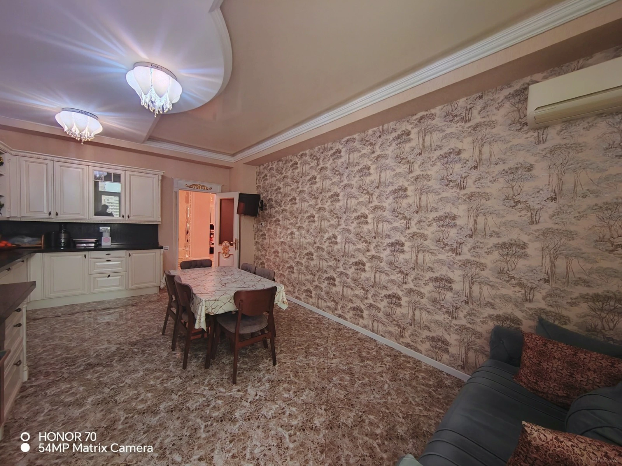 Satılır 4 otaqlı mənzil 240 m²