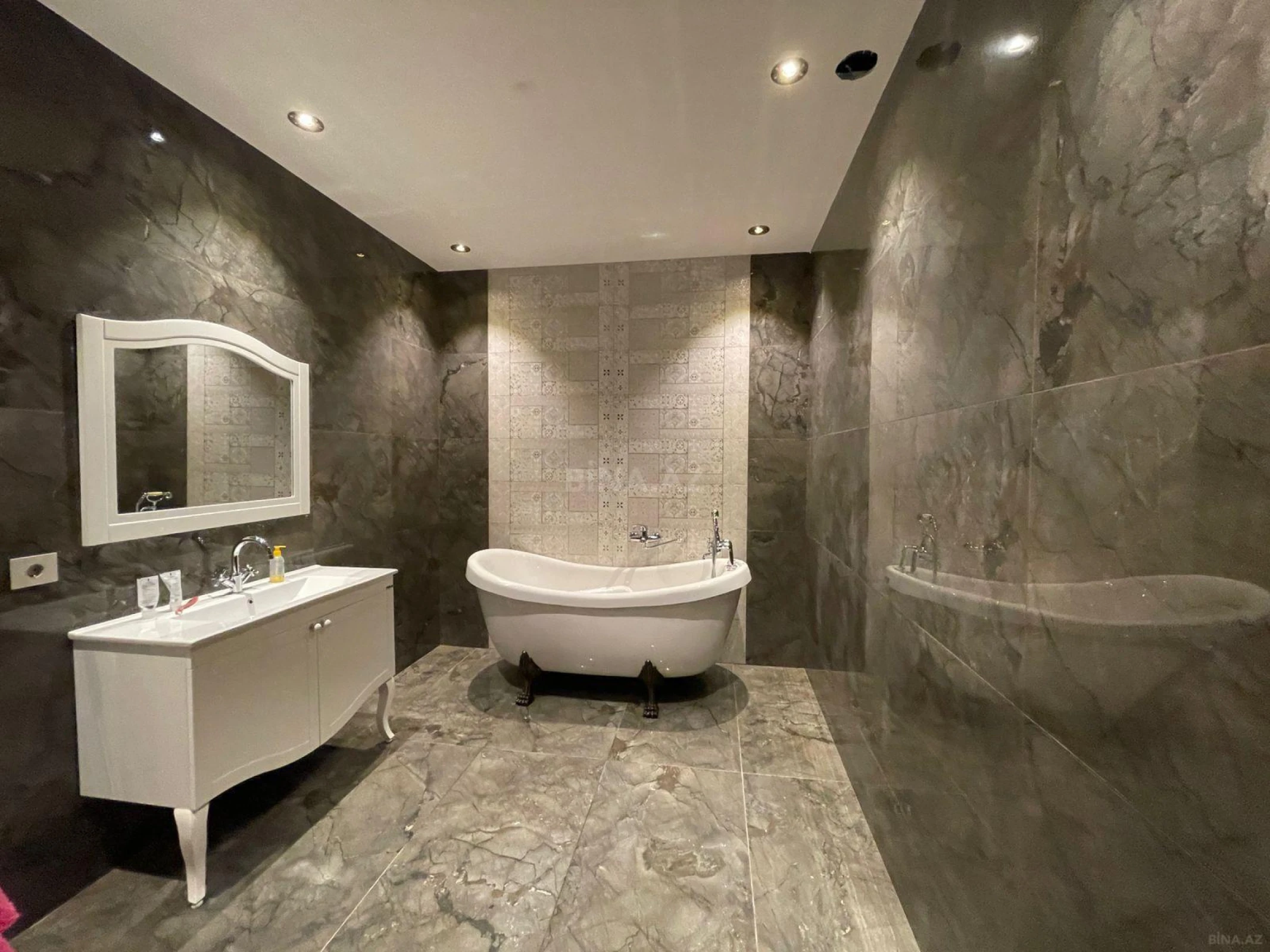 Satılır 7 otaqlı həyət evi 550 m²