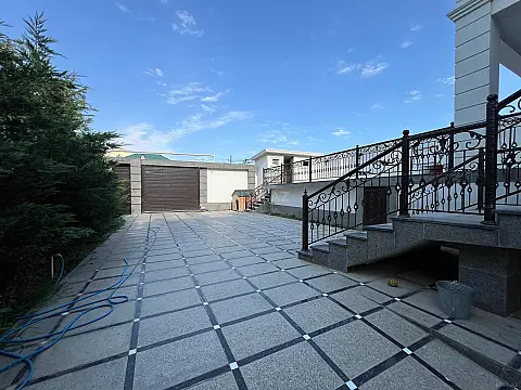 Satılır 7 otaqlı həyət evi 550 m²