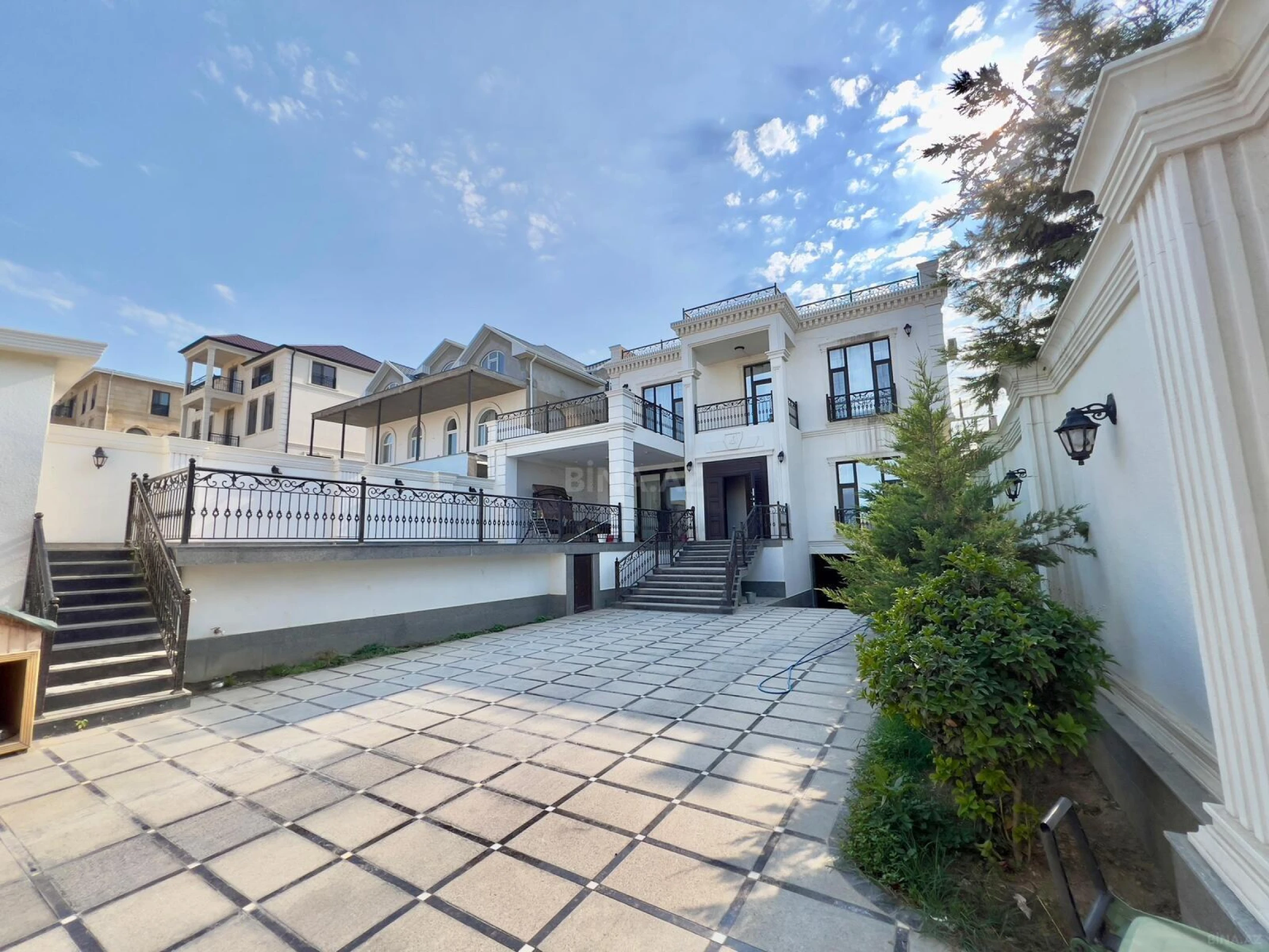 Satılır 7 otaqlı həyət evi 550 m²