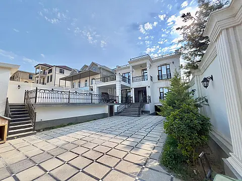Satılır 7 otaqlı həyət evi 550 m²