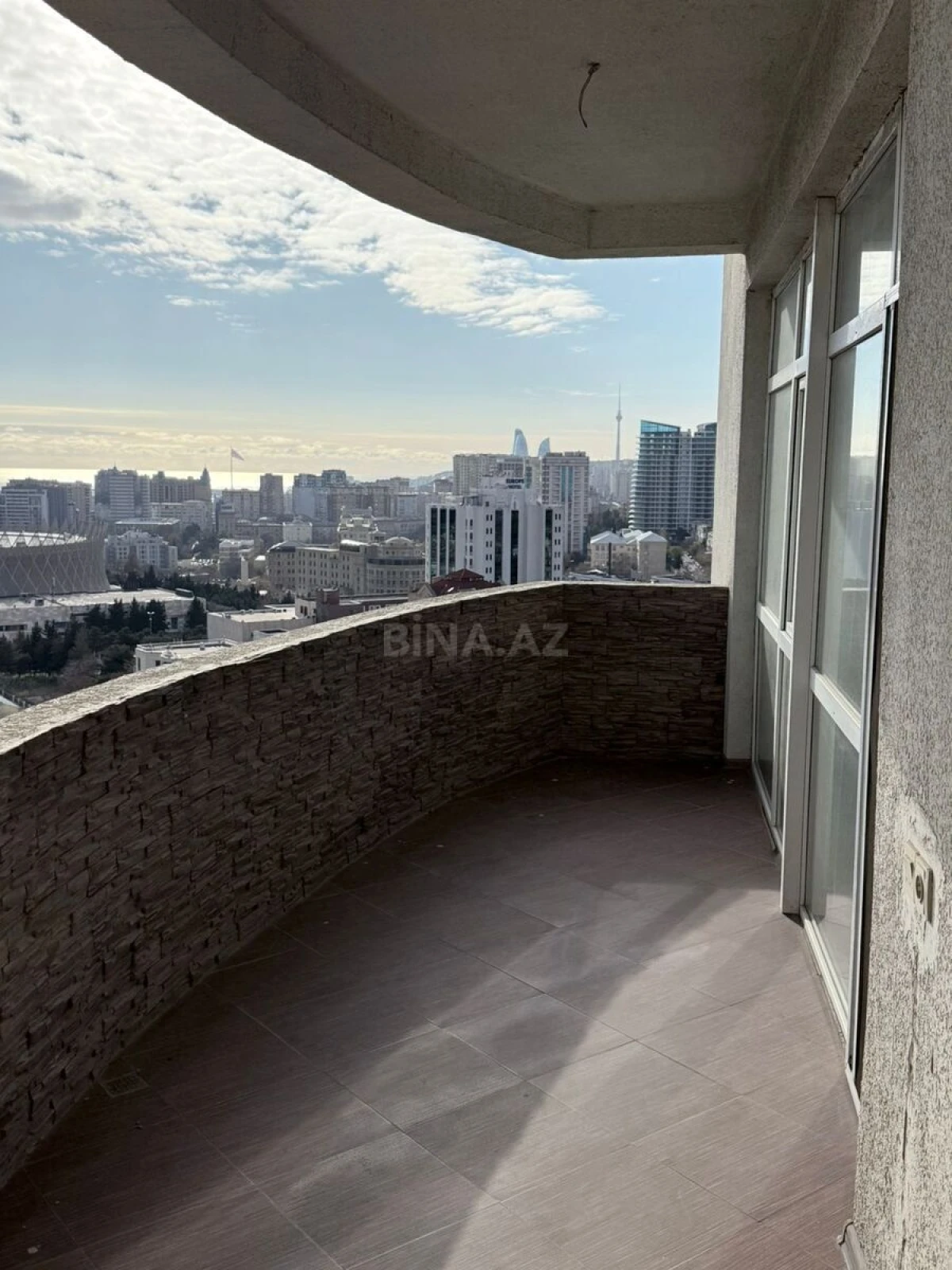 Satılır 5 otaqlı mənzil 284 m²