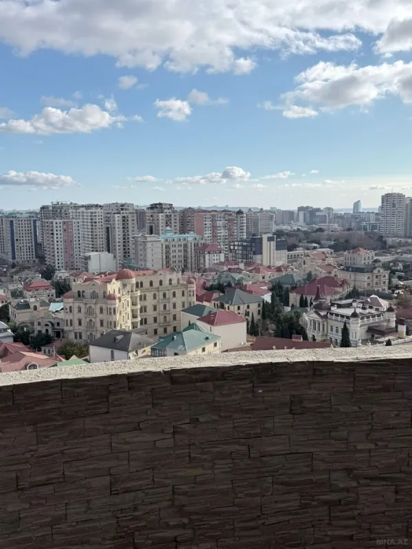 Satılır 5 otaqlı mənzil 284 m²