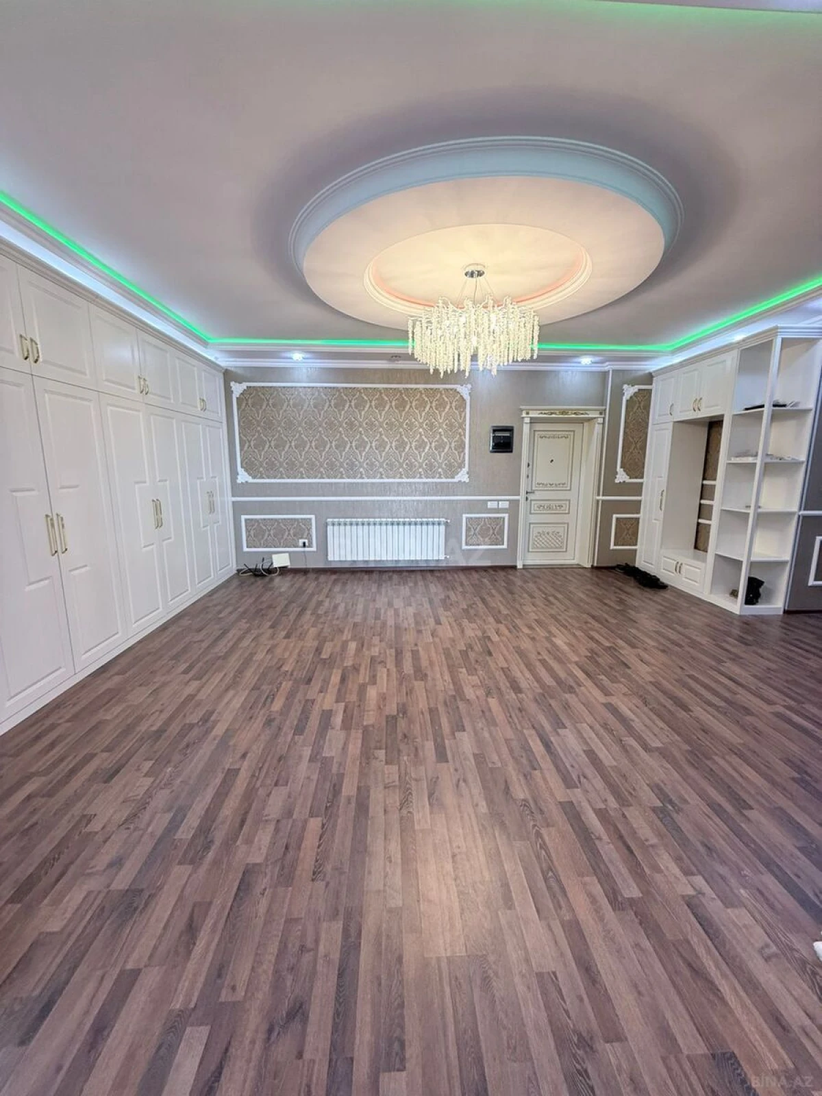 Satılır 5 otaqlı mənzil 284 m²