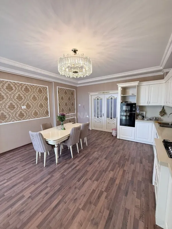 Satılır 5 otaqlı mənzil 284 m²