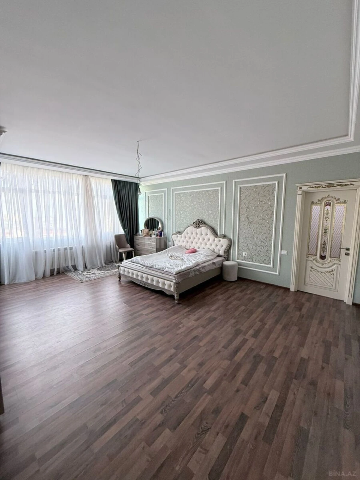 Satılır 5 otaqlı mənzil 284 m²
