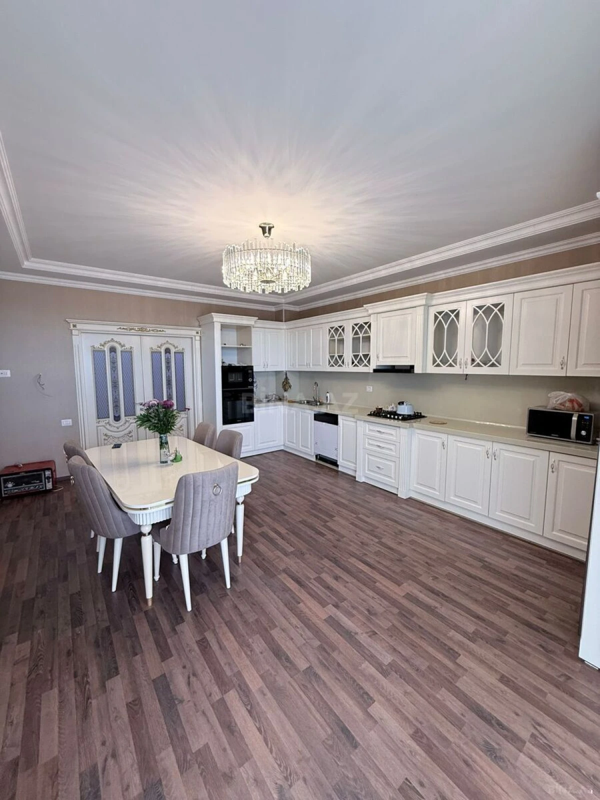 Satılır 5 otaqlı mənzil 284 m²