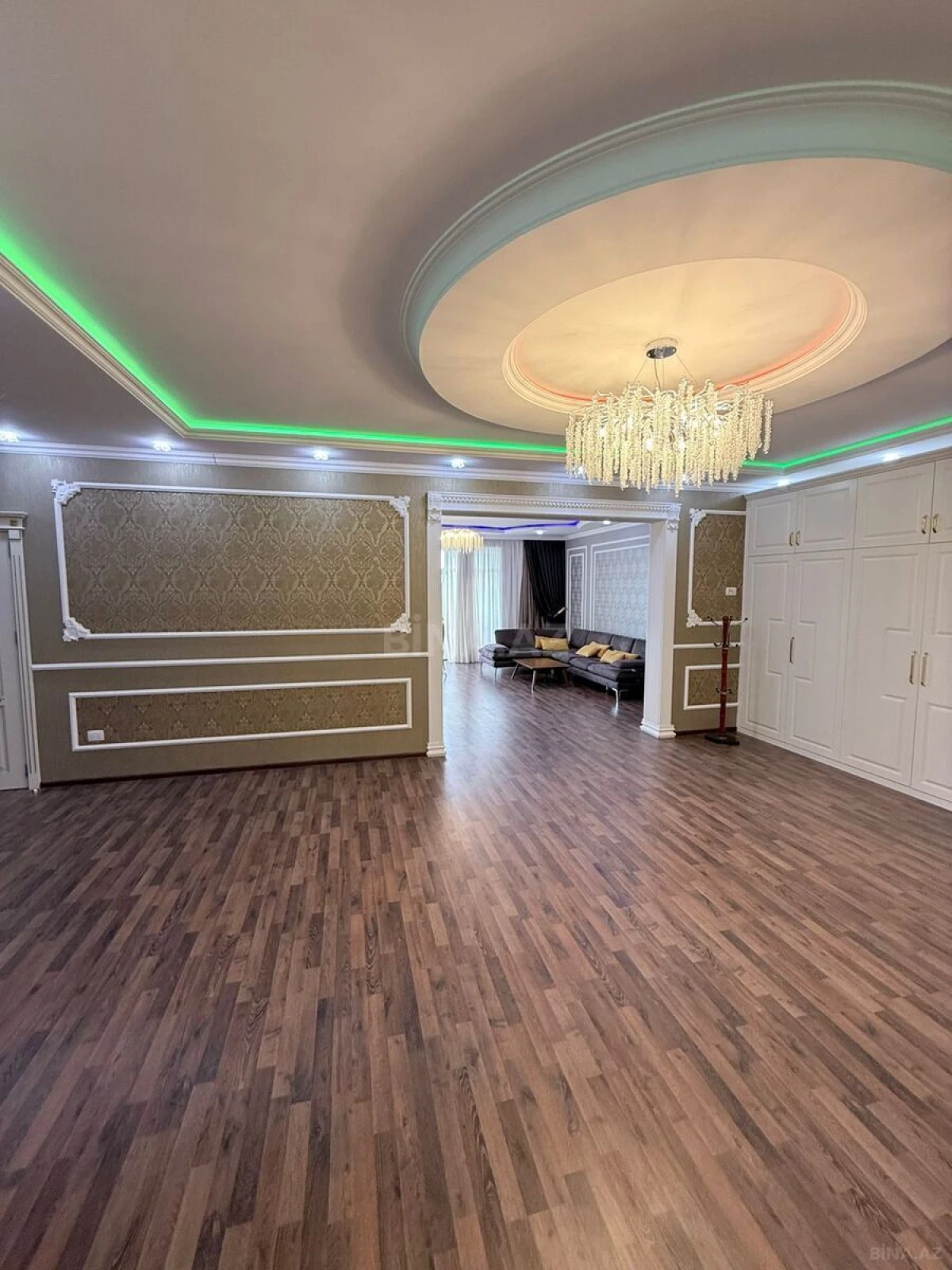 Satılır 5 otaqlı mənzil 284 m²