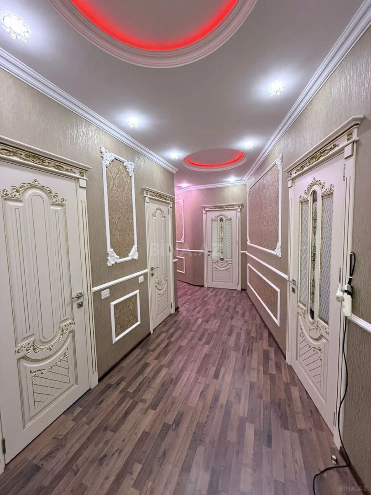 Satılır 5 otaqlı mənzil 284 m²