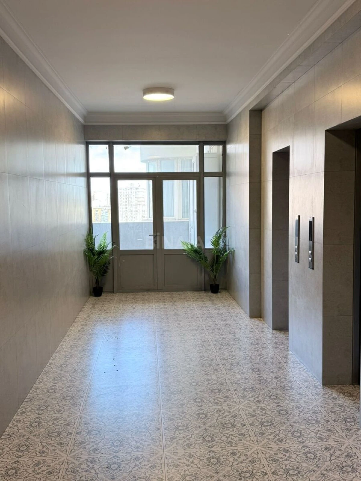 Satılır 5 otaqlı mənzil 284 m²