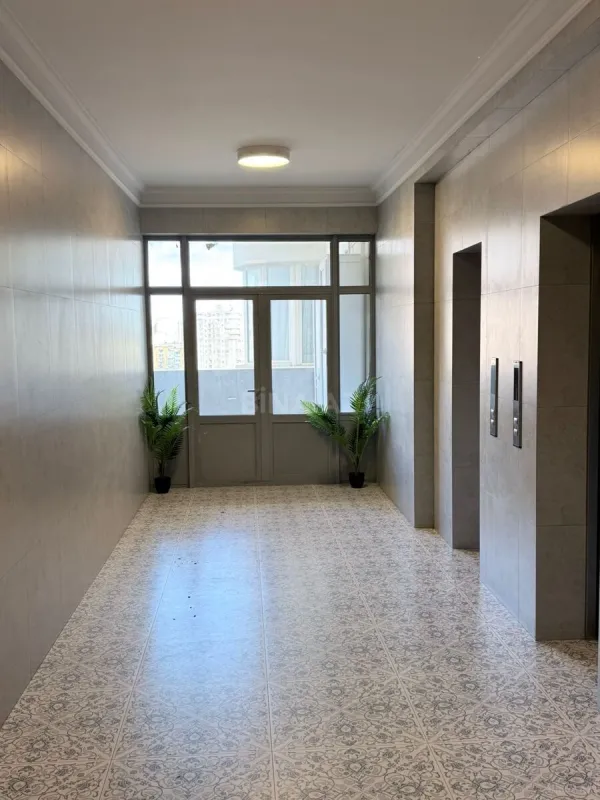 Satılır 5 otaqlı mənzil 284 m²