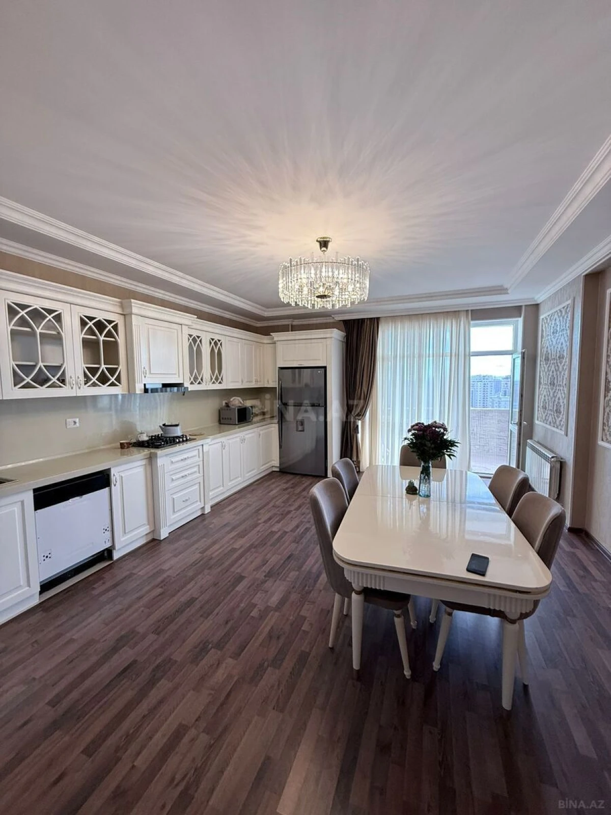 Satılır 5 otaqlı mənzil 284 m²