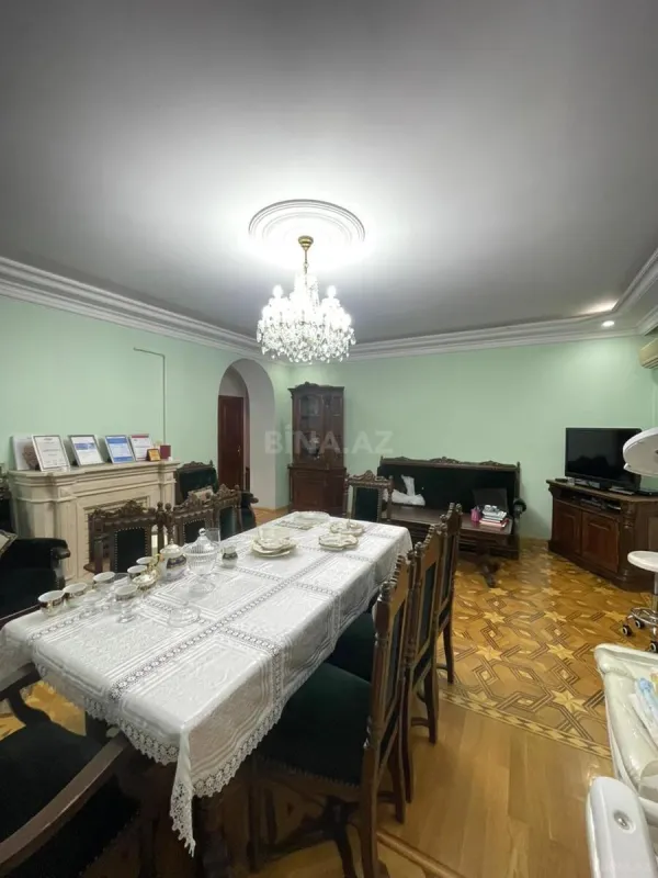 Kirayə verilir 4 otaqlı mənzil 200 m²