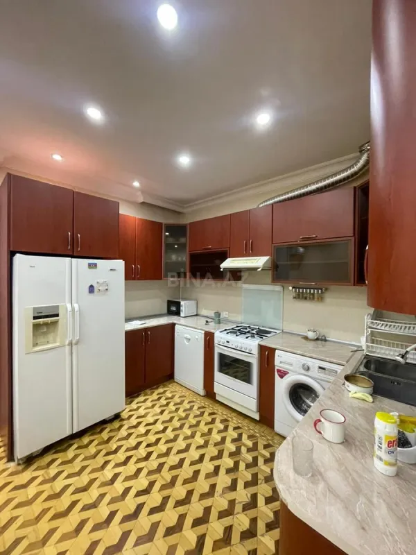 Kirayə verilir 4 otaqlı mənzil 200 m²